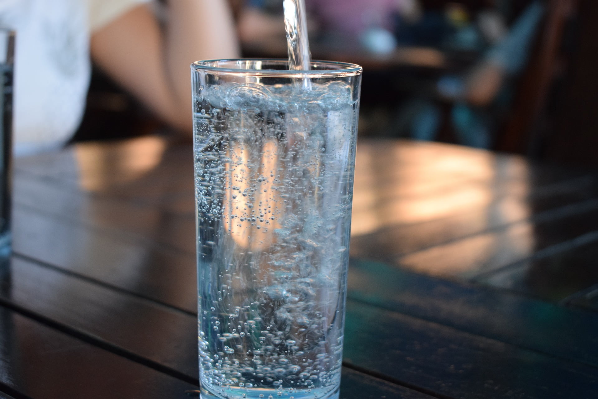Glas som fylls med vatten