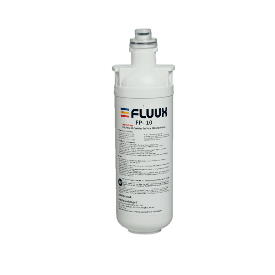 Plastflaska märkt FP-10, innehållande PFAS-filter för vattenrening.