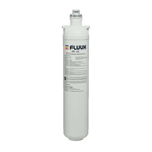 Plastflaska märkt FP-15, innehållande PFAS-filter för vattenrening.