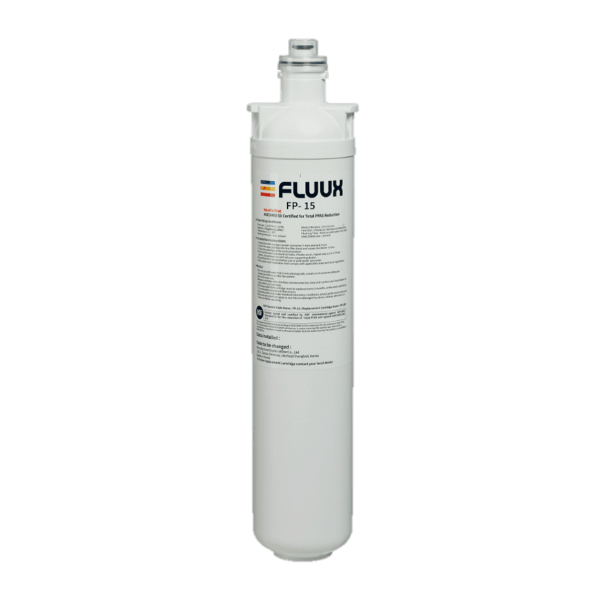 Plastflaska märkt FP-15, innehållande PFAS-filter för vattenrening.