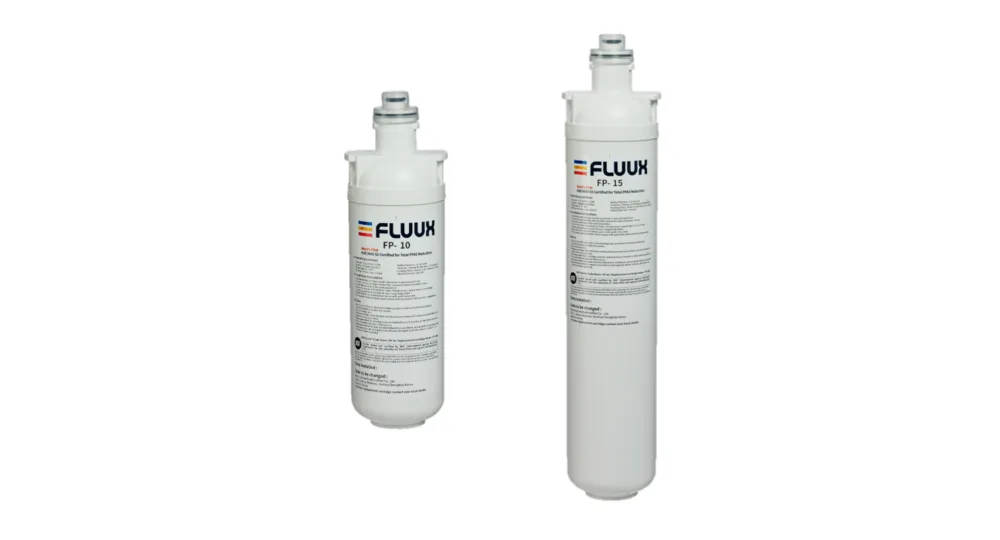 Vit bakgrund med 2 plastflaskor i två storlekar som är märkta FP-10 och FP-15, innehållande PFAS-filter för vattenrening.