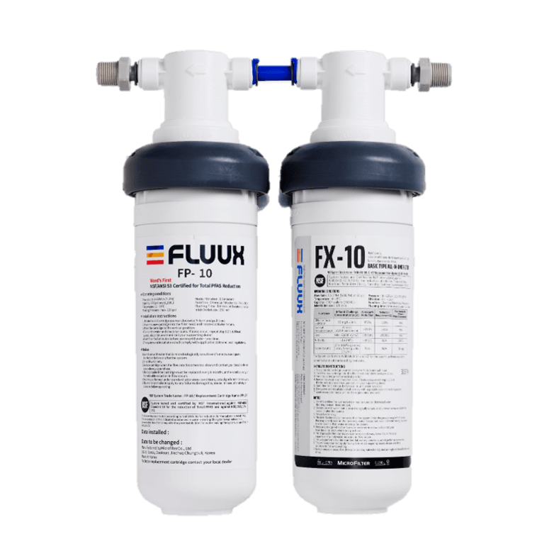 Plastflaska märkt FP-10, innehållande PFAS-filter för vattenrening. Plastflaska märkt FX-10, innehållande mikroplastfilter för vattenrening.