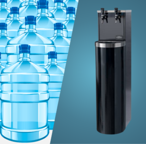 En sida av bilden har många vatten plastflaskor som är uppradade. Den andra sidan av bilden har Water Companys vattenautomat Tower - utan plast.