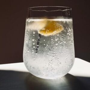 Glas med kolsyrat vatten med citronskiva