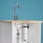 En kökskran med ett vattenfilter installerat under vasken.