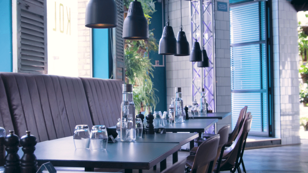 Dukade bord på restaurang med premium vattenkaraffer med restaurangens logotyp graverad i glaset.