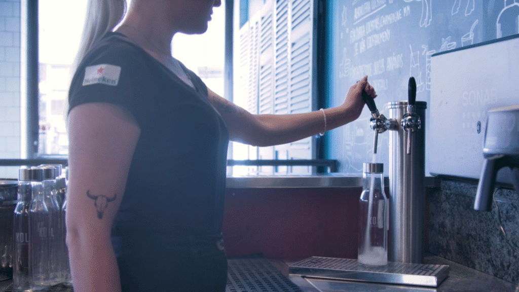 Vattenautomaten Hamburg som är ett inbyggt tapptorn i baren på en restaurang för smidig påfyllning av stilla och kolsyrat vatten.