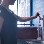 Vattenautomaten Hamburg som är ett inbyggt tapptorn i baren på en restaurang för smidig påfyllning av stilla och kolsyrat vatten.