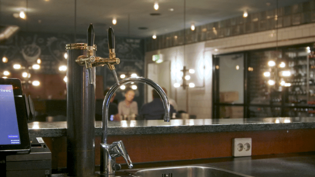 Vattenautomaten Hamburg som är ett inbyggt tapptorn i baren på en restaurang för smidig påfyllning av stilla och kolsyrat vatten.