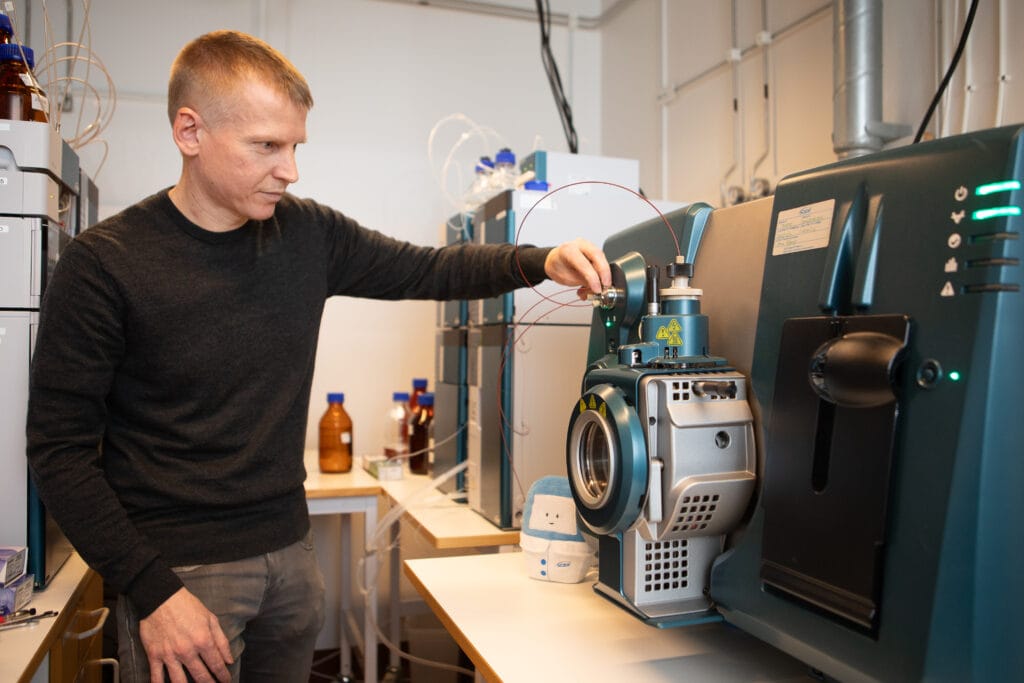 Lutz Ahrens i ett av labben vid Mark Vatten Miljö-huset, SLU Uppsala. Lutz Ahrens arbetar med en avancerad masspektrometer som kan mäta extremt låga halter av organiska mikroföroreningar såsom PFAS i miljöprover.Fotograf: Jenny Svennås-Gillner