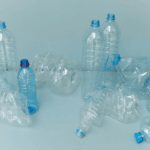 Bild av tomma plastflaskor