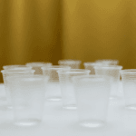 Bild av ett bord med plastmuggar