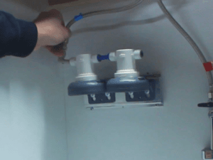 Vattenslang kopplad till vattenfilterhållare