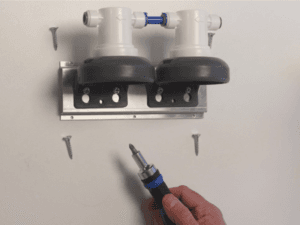 filterhållare med 4 skruvar och en skruvmejsel